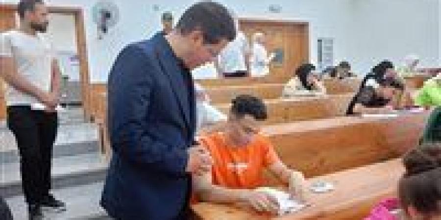 نائب رئيس جامعة بنها يتفقد امتحانات الكليات