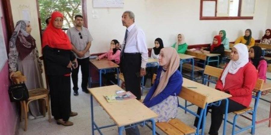 أخبار الوادي الجديد| وكيل التعليم  يتفقد لجان الإعدادية..  وشمس مشرقة وجو ربيعي معتدل