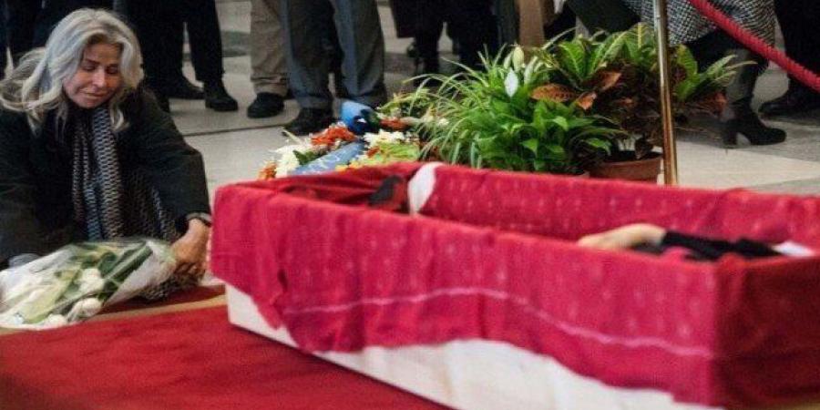 أغرب من الخيال.. سيدة تستيقظ داخل نعشها قبل دفنها وتفاجئ الجميع