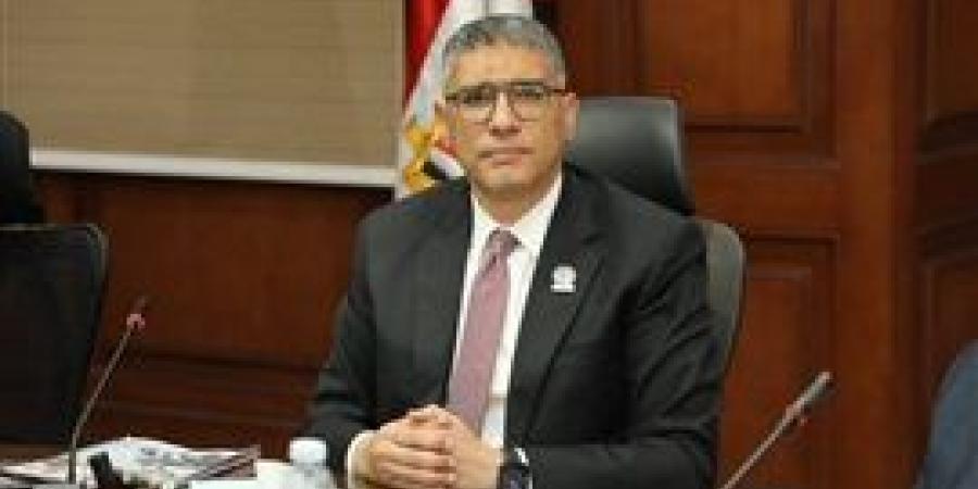 محافظ الجيزة يعقد لقاء الأسبوعي لبحث الشكاوى والطلبات المقدمة من المواطنين