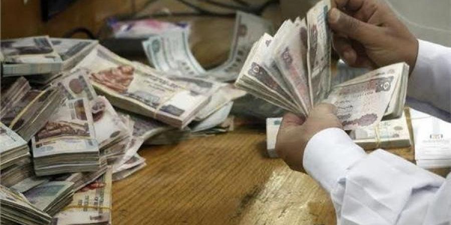 خدعتهم بالدموع.. سيدة تنتحل دور مريضة وتحتال على زوار مركز طبي