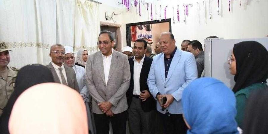 محافظ قنا يزور دور الأيتام بقنا ونجع حمادي لتهنئتهم بعيد الأضحى المبارك