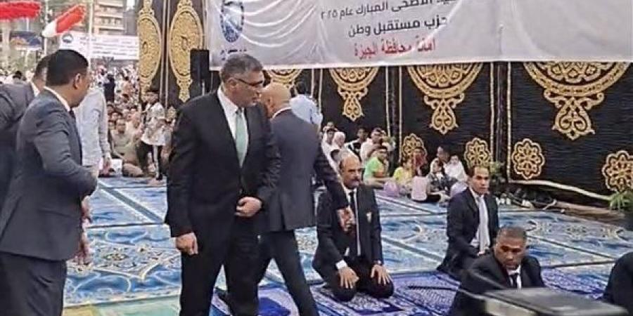 بالصور| محافظ الجيزة يؤدي صلاة عيد الأضحى المبارك في ساحة مسجد مصطفى محمود بالدقي
