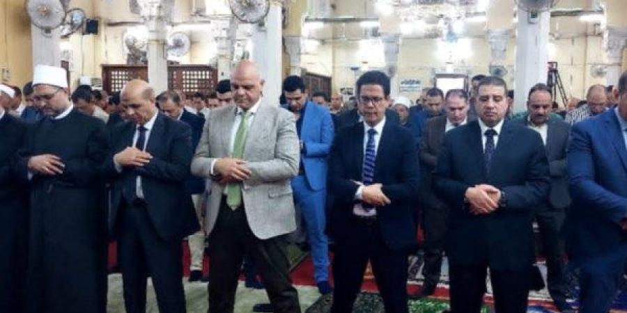 محافظ القليوبية ورئيس جامعة بنها يؤديان صلاة عيد الأضحى بمسجد ناصر