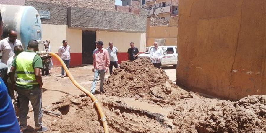 معاون محافظ أسوان يتابع إصلاح كسورات مفاجئة للمياه وضخها بعدة مناطق سكنية