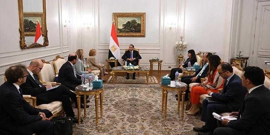 رئيس الوزراء يلتقي نائب رئيس بنك الاستثمار الأوروبي والوفد المرافق لها