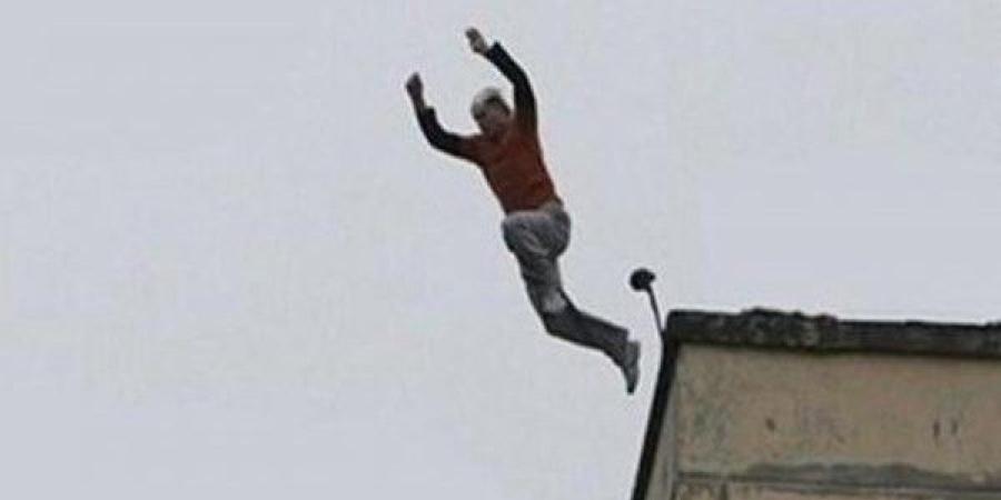 أجنبى يقفز من أعلى عقار هربًا من ضرب أصدقائه ببولاق الدكرور