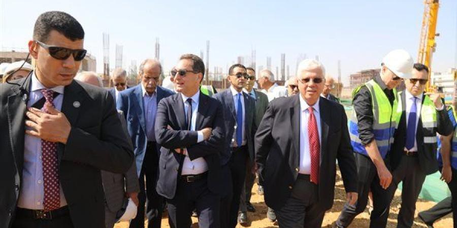 وزير التعليم العالي يتابع سير الأعمال الإنشائية بالحرم الجديد للجامعة الفرنسية