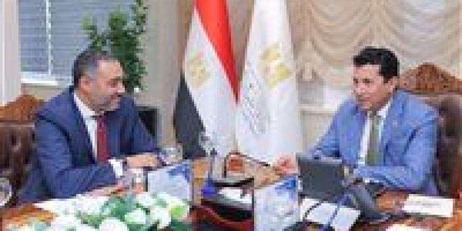 لإنشاء محطات تقوية شبكات المحمول بـ35 موقعًا بمراكز الشباب والأندية.. وزير الشباب والرياضة يشهد توقيع بروتوكول تعاون مع ڤودافون مصر