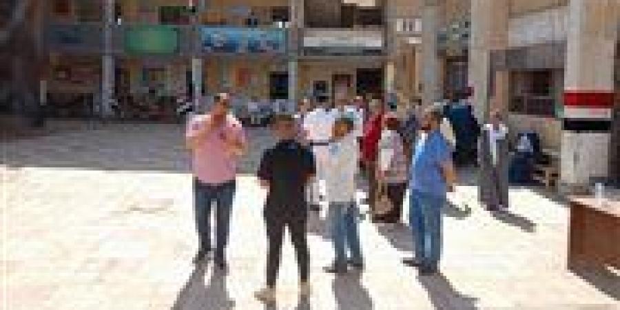 رئيس مدينة العياط يوزع المياه المعدنية والأقلام على طلاب الثانوية العامة