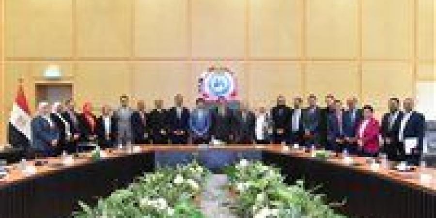 وزير الصحة يعقد لقاءً موسعًا مع لجنة الصحة والسكان بنموذج محاكاة مجلس الشيوخ بوزارة الشباب والرياضة