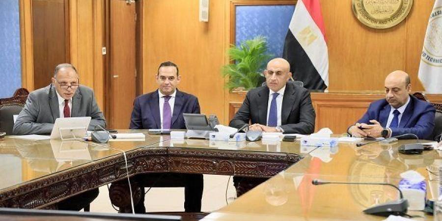 وزير التعليم يطمئن على حالة المراقبين بعد تعرضهم لحادثة سير فى سوهاج قبل امتحانات الثانوية العامة 2025