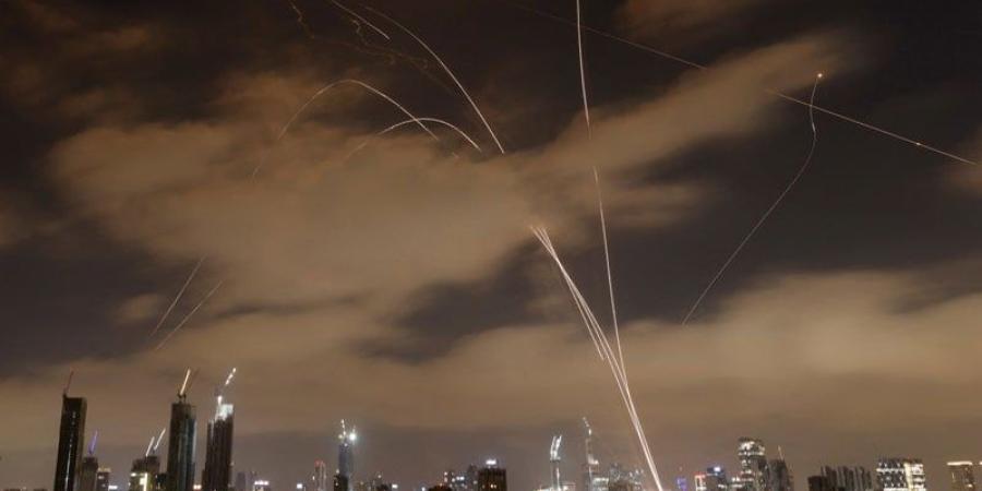 صواريخ إيرانية تنهال على تل أبيب