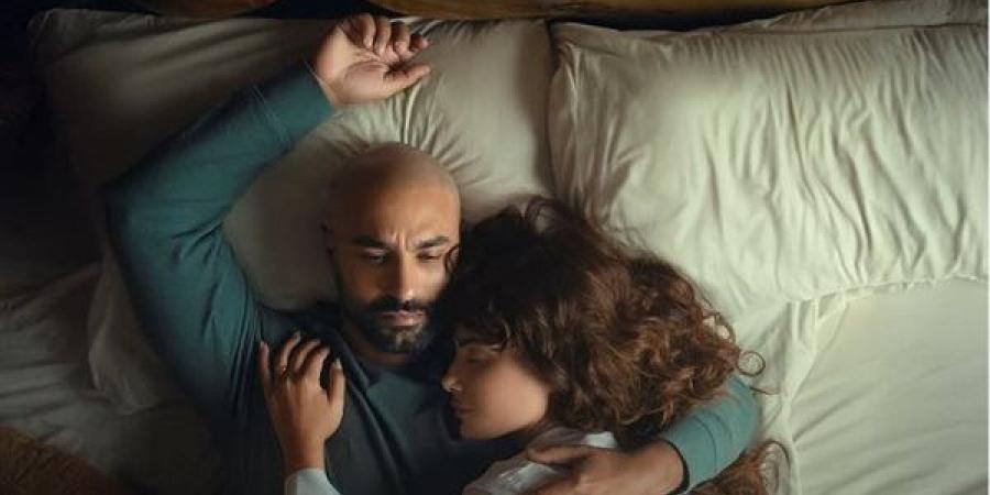 بعد ظهور كريم فهمي حليق الرأس.. 220 يوم يثير حماس الجمهور قريبا على شاهد