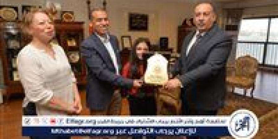 تقديرًا لوعيها البيئي والمجتمعي..محافظ أسيوط يكرم طالبة بالصف الخامس الابتدائي ويمنحها درع المسئولية المجتمعية