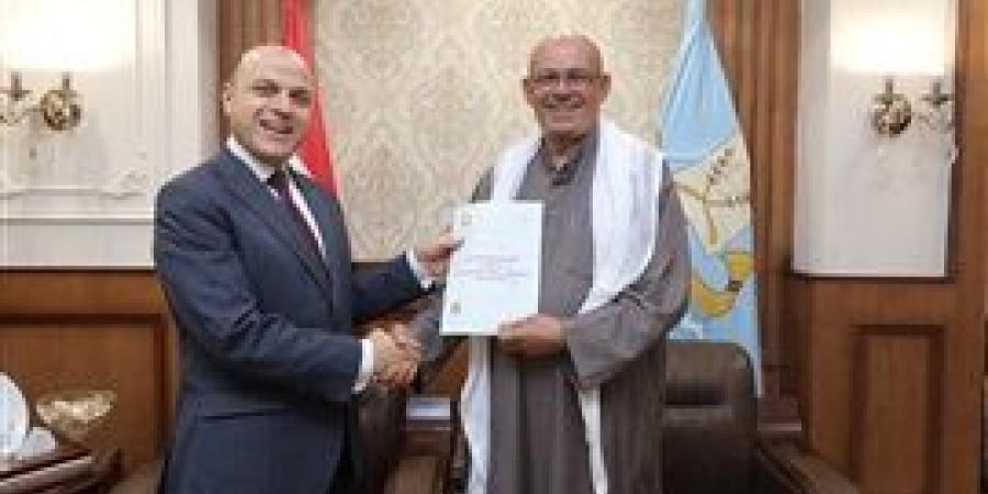 محافظ كفر الشيخ يُسلّم 15 عقد تقنين للمستفيدين من أراضي الدولة