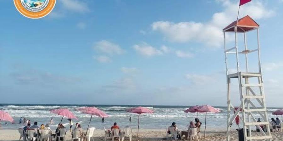 رفع الرايات الحمراء على بعض شواطئ الإسكندرية وتحذير من ارتفاع الأمواج