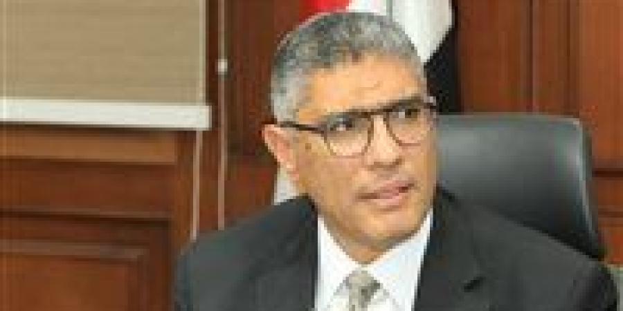محافظ الجيزة يوجّه بسرعة صرف التعويضات لأسر ضحايا حادث سقوط مدخنة مصنع الطوب بالصف