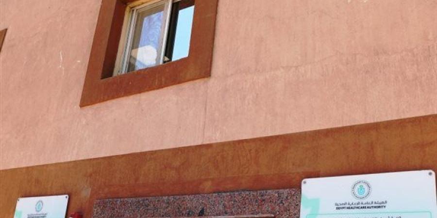 محافظ أسوان يطمئن على منظومة العمل داخل وحدة صحة أسرة العوضلاب بإدفو