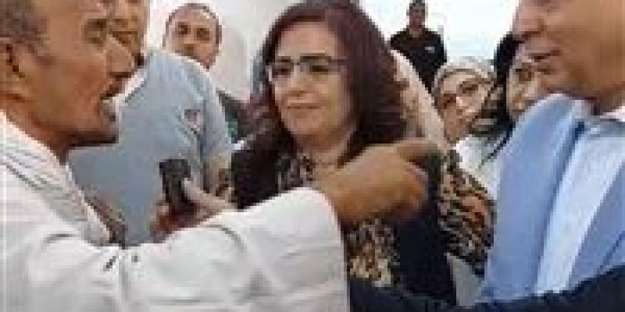 مواطن لمحافظ المنيا داخل مستشفى الرمد: "الشهادة هقابل بها ربنا.. واللي يقول غير كده يبقى مش محترم"