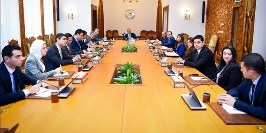 وزير الخارجية يجتمع مع قيادات وأعضاء الوزارة لمتابعة ملفات التعاون الخارجي