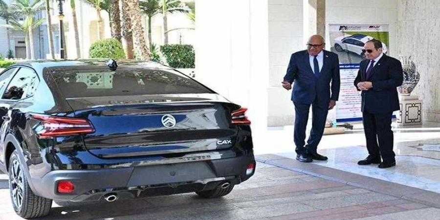 الرئيس السيسى يتفقد عددا من سيارات ”سيتروين C4X” المصنّعة محليًا