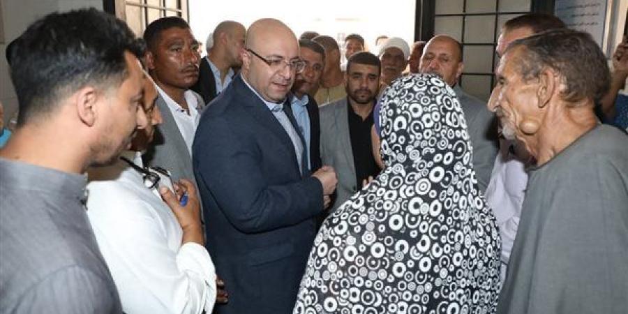 محافظ بني سويف يزور قرية "كوم أبو خلاد" ويوجه بحل شكاوى المواطنين