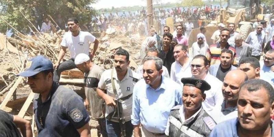 محافظ قنا يشرف على استخراج جثمان طفلة من تحت الأنقاض بعد انهيار منزلها بدندرة