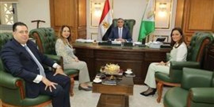 محافظ الجيزة يكرِّم خريجي البرامج التدريبية الرقمية والإدارية دعماً للرقمنة وتطوير الأداء الحكومي