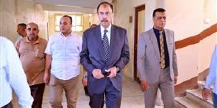 محافظ سوهاج يتفقد لجان الامتحانات بمدرستي ساقلتة الإعدادية بنات والثانوية بنين