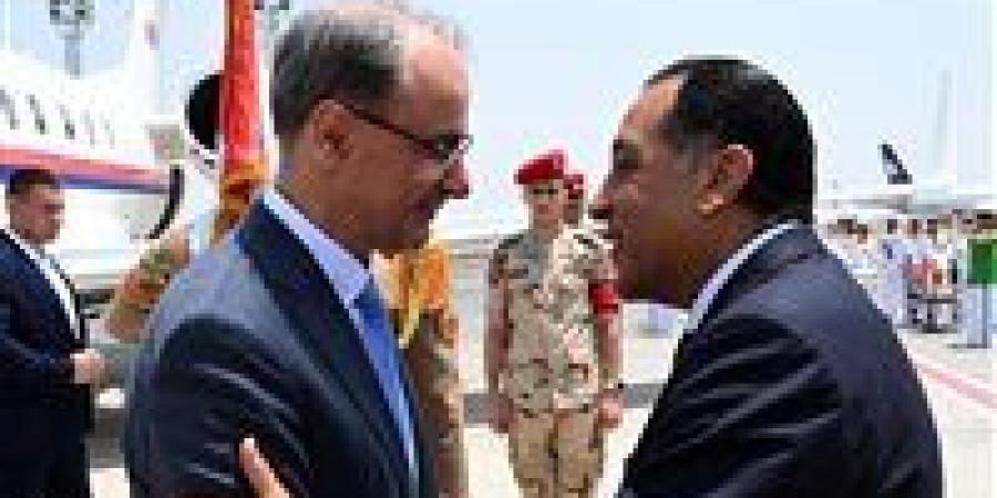 رئيس الوزراء يستقبل نظيره الصربي بمطار القاهرة الدولي