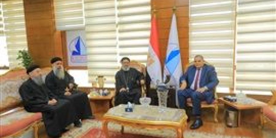 رئيس جامعة كفر الشيخ يستقبل وفد كنسي للتهنئة بعيد الأضحي المبارك