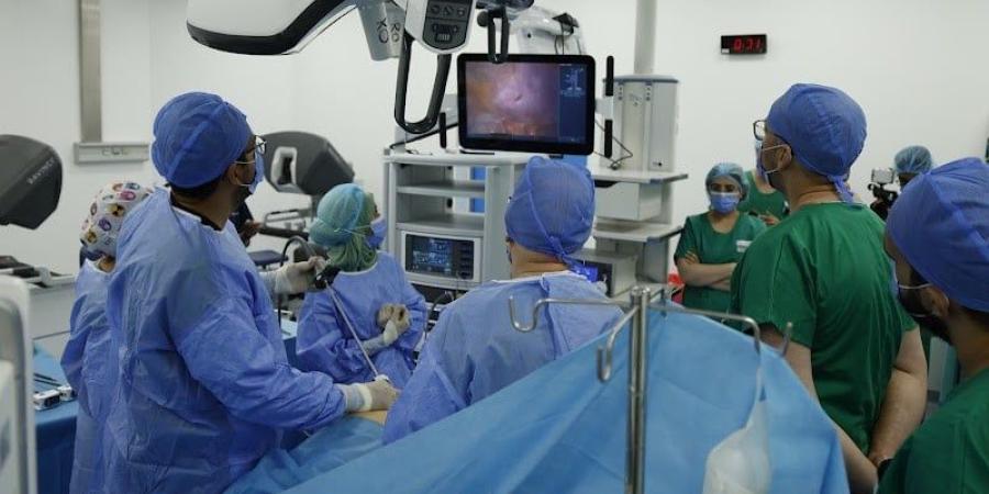 أول عملية بالروبوت بـ"الشيخ خليفة"