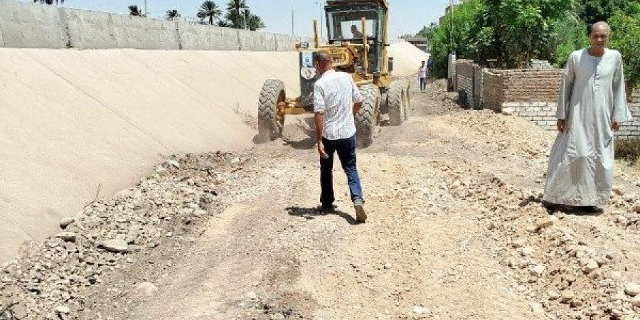 رفع كفاءة الطرق بالزينيه استعداداً لرصفها.. ورفع ٥٠ طن من التراكمات شمال الاقصر
