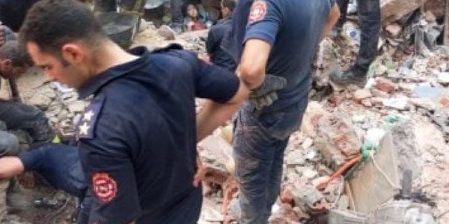 استخراج طفلة على قيد الحياة من أسفل عقار حدائق القبة المنهار بعد 7ساعات بحث