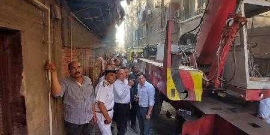 استخراج فتاة صغيرة مصابة ونقلها للمستشفى لتلقى ...
