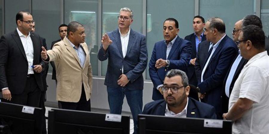 رئيس الوزراء يتابع من مركز التحكم جاهزية الشبكة القومية للغاز وتأمين الإمدادات.. صور