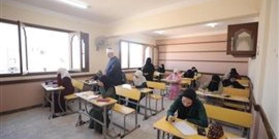 وكيل الأزهر يتفقد لجان معاهد العبور في امتحان الكيمياء