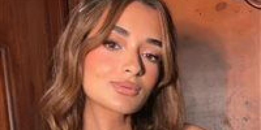 بالصور.. أول ظهور لملك أحمد زاهر برفقة والدها بعد تعافيها من أزمتها الصحية