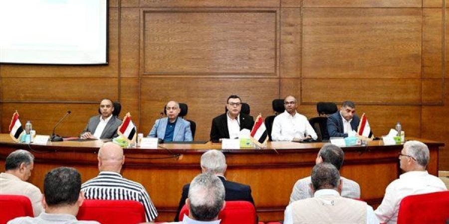 وزير الإسكان يتابع سير العمل بمنظومتي مياه الشرب ومشروعات حياة كريمة بالمنيا