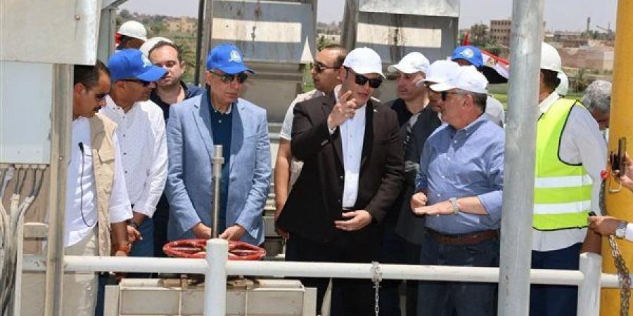 وزير الإسكان ومحافظ المنيا يتفقدان محطتي مياه شرب العدوة الجديدة