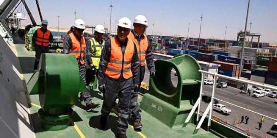 رئيس الوزراء يستهل جولته بميناء العين السخنة بتفقد سفينة تغييز الغاز الطبيعي المسال ”Energos Eskimo”