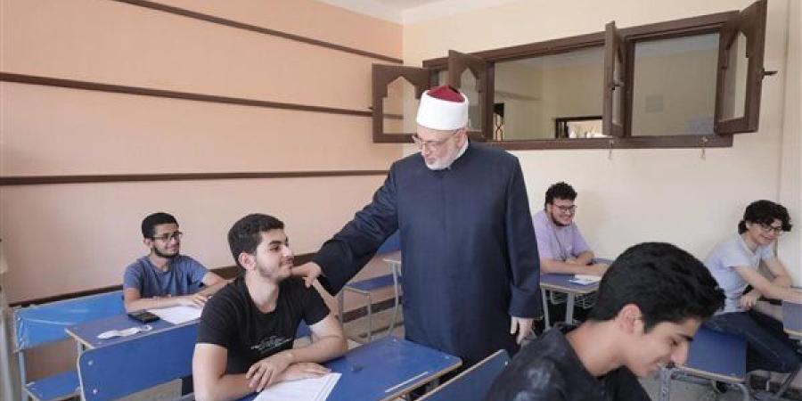 وكيل الأزهر يتفقد لجان معاهد العبور في امتحان الكيمياء.. ويطمئن الطلاب على مادة الفيزياء