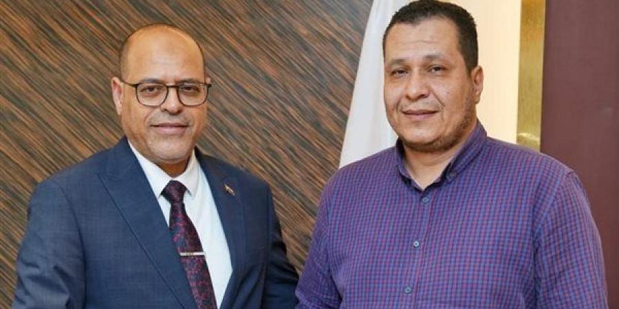 وزير العمل يُكافئ موظف لأمانته بعد إعادة مبلغ مالي لمواطن حوّله له بالخطأ