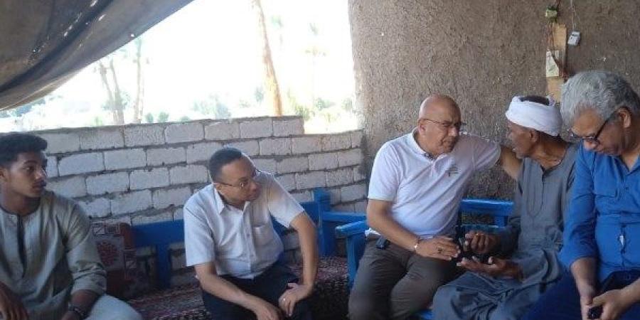 وكيل صحة قنا يعتذر لمريض في منزله ويؤكد: لا تهاون مع المقصرين في حقوق المرضى