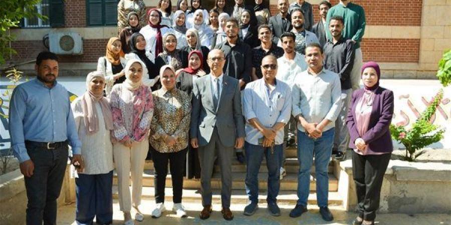 رئيس جامعة أسيوط يفاجئ طلاب قسم إعلام بزيارة داعمة خلال تحكيم مشروعات التخرج