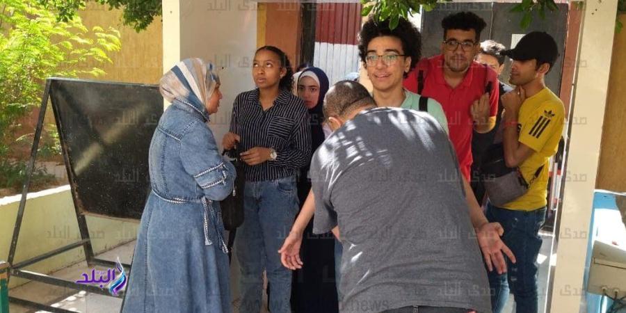 الطلاب يتوافدون على لجان الثانوية العامة لآداء "العربي"..وتفتيش دقيق على البوابات الآن