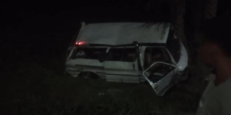 إصابة 13 شخصًا في انقلاب سيارة ميكروباص داخل أرض زراعية بمركز الصف