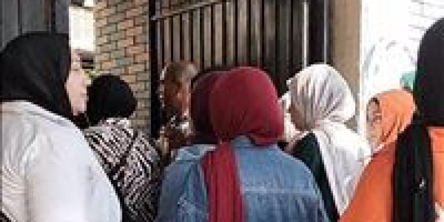 بالعصا الإلكترونية.. بدء إجراءات تفتيش طلاب الثانوية العامة قبل الدخول للجان