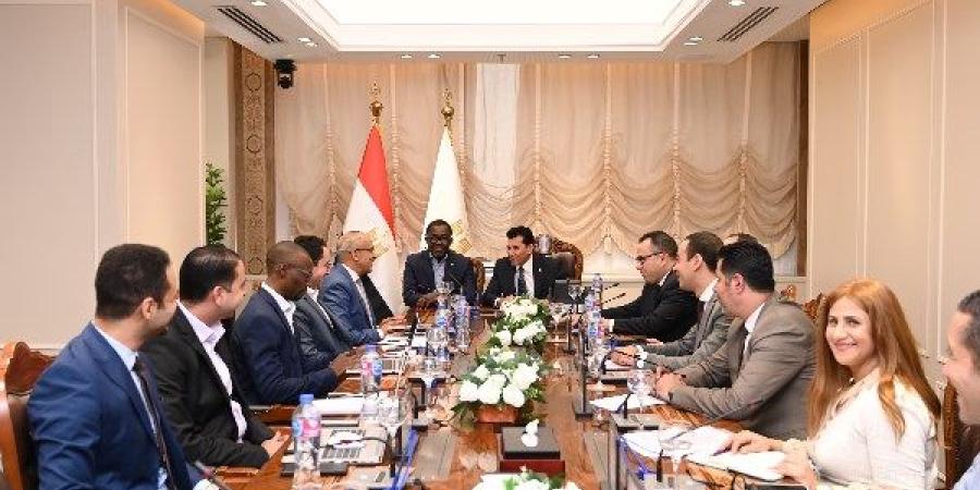 لنقل المقر.. وزير الرياضة يلتقي الأمين العام للاتحاد الأفريقي لكرة القدم